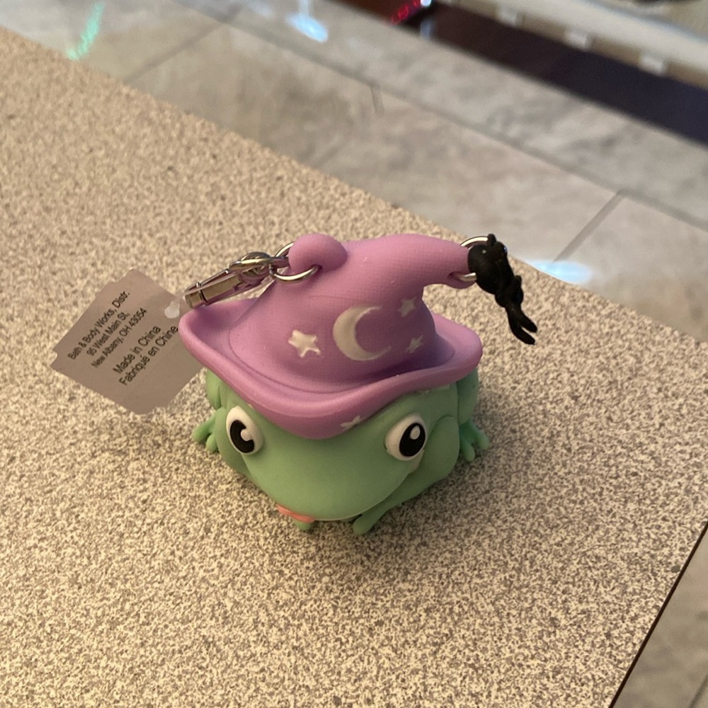 Halloween frog hand sanitizer holder - Picture 1 of 3